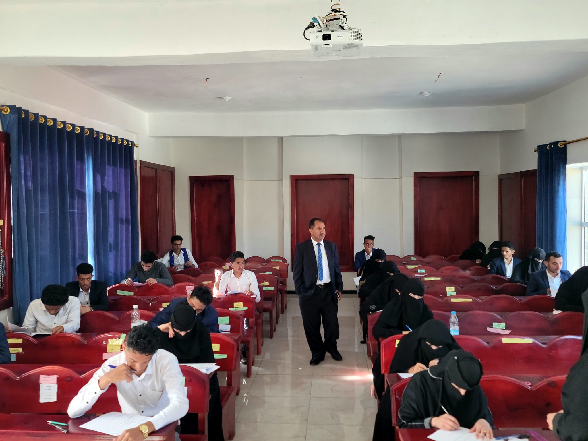 زيارة رئيس الجامعة لقاعات الإمتحانات