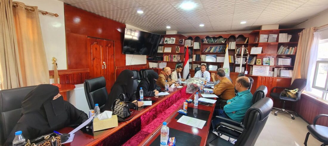 لجنة الترجمة والتدقيق اللغوي تعقد اجتماعها الأول برئاسة رئيس الجامعة.