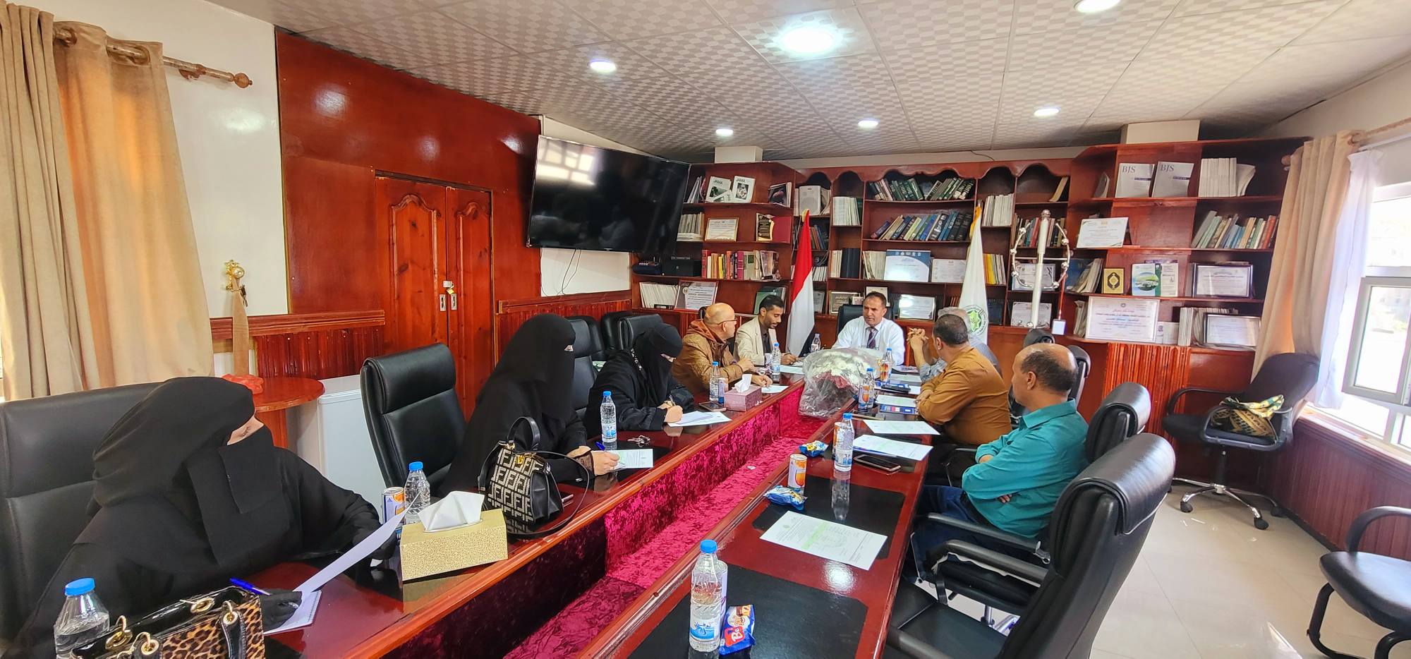 لجنة الترجمة والتدقيق اللغوي تعقد اجتماعها الأول برئاسة رئيس الجامعة.
